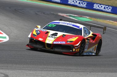 Scarperia, IT July 2, 2021: Ferrari 488 Challenge Evo Delacour - Sbirrazuoli tarafından sürülen AF Corse takımı İtalya Şampiyonası 'nın Mugello Pisti' ndeki Qualifyng oturumu sırasında.