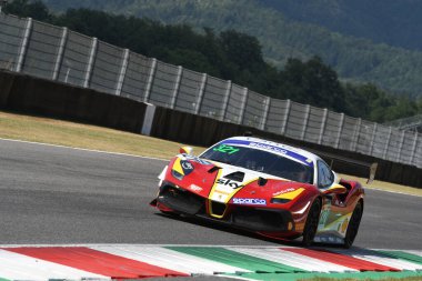 Scarperia, IT July 2, 2021: Ferrari 488 Challenge Evo Delacour - Sbirrazuoli tarafından sürülen AF Corse takımı İtalya Şampiyonası 'nın Mugello Pisti' ndeki Qualifyng oturumu sırasında.