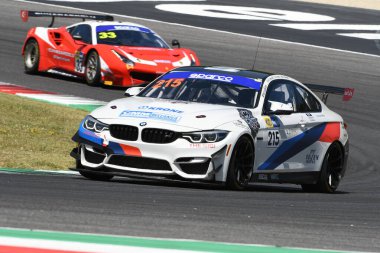 Scarperia, IT 2 Temmuz 2021: Ceccato Motor Takımı 'ndan BMW M4 GT4 Neri - Fascicolo - Nilsson, İtalya Şampiyonası' nın Mugello Pisti 'ndeki ön eleme oturumu sırasında görev başında.
