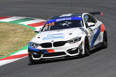 Scarperia, IT 2 Temmuz 2021: Ceccato Motor Takımı 'ndan BMW M4 GT4 Neri - Fascicolo - Nilsson, İtalya Şampiyonası' nın Mugello Pisti 'ndeki ön eleme oturumu sırasında görev başında.