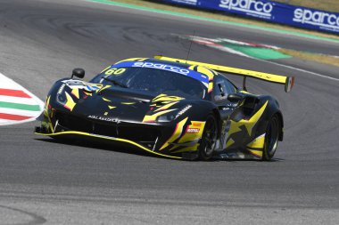 Scarperia, IT July 2, 2021: Ferrari 488 GT3 Linx takımından Evo Piccini - Schiavoni - Mastronardi İtalya Şampiyonası 'nın Mugello Pisti' ndeki Qualifyng oturumu sırasında hareket halindedir..
