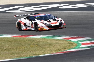 Scarperia, IT 2 Temmuz 2021: Lamborghini Huracan GT3 Perolini 'nin LP Racing Drive takımından Evo - Negro - Veglia, İtalya Şampiyonası' nın Mugello Pisti 'ndeki Qualifyng oturumu sırasında görev başında..