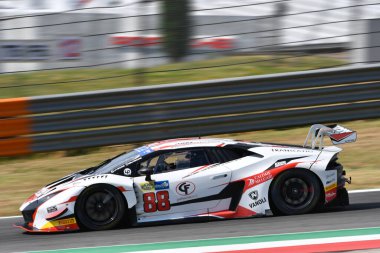 Scarperia, IT 2 Temmuz 2021: Lamborghini Huracan GT3 Perolini 'nin LP Racing Drive takımından Evo - Negro - Veglia, İtalya Şampiyonası' nın Mugello Pisti 'ndeki Qualifyng oturumu sırasında görev başında..