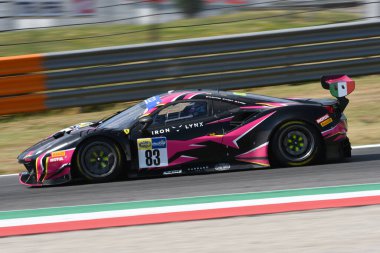 Scarperia, IT July 2, 2021: Ferrari 488 GT3 Linx takımından Evo Flick - Frey - Bovy, İtalya Şampiyonası 'nın Mugello Pisti' ndeki Qualifyng oturumu sırasında hareket halindeydi..