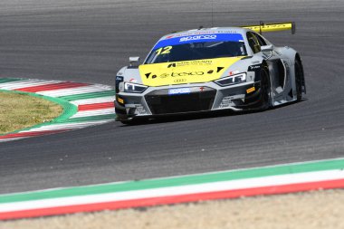 Scarperia, IT 2 Temmuz 2021: Audi Sport Italia takımından Audi R8 GT3 - Ferrari - Agostini, İtalya Şampiyonası 'nın Mugello Pisti' ndeki Qualifyng oturumunda.