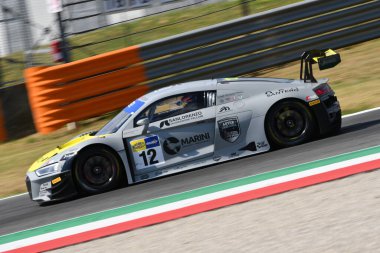 Scarperia, IT 2 Temmuz 2021: Audi Sport Italia takımından Audi R8 GT3 - Ferrari - Agostini, İtalya Şampiyonası 'nın Mugello Pisti' ndeki Qualifyng oturumunda.