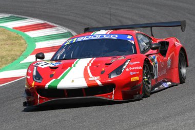 Scarperia, IT July 2, 2021: Ferrari 488 GT3 AF Corse takımından Evo Mann - Cressoni İtalyan Şampiyonası 'nın Qualifyng oturumu sırasında Mugello Pisti' nde hareket halindedir..