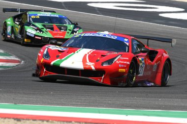 Scarperia, IT July 2, 2021: Ferrari 488 GT3 AF Corse takımından Evo Mann - Cressoni İtalyan Şampiyonası 'nın Qualifyng oturumu sırasında Mugello Pisti' nde hareket halindedir..
