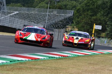 Scarperia, IT July 2, 2021: Ferrari 488 GT3 AF Corse takımından Evo Mann - Cressoni İtalyan Şampiyonası 'nın Qualifyng oturumu sırasında Mugello Pisti' nde hareket halindedir..