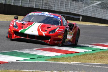 Scarperia, IT July 2, 2021: Ferrari 488 GT3 AF Corse takımından Evo Mann - Cressoni İtalyan Şampiyonası 'nın Qualifyng oturumu sırasında Mugello Pisti' nde hareket halindedir..