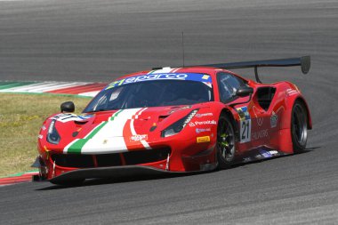 Scarperia, IT July 2, 2021: Ferrari 488 GT3 AF Corse takımından Evo Mann - Cressoni İtalyan Şampiyonası 'nın Qualifyng oturumu sırasında Mugello Pisti' nde hareket halindedir..