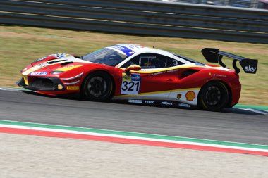 Scarperia, IT July 2, 2021: Ferrari 488 Challenge Evo Delacour - Sbirrazuoli tarafından sürülen AF Corse takımı İtalya Şampiyonası 'nın Mugello Pisti' ndeki Qualifyng oturumu sırasında.