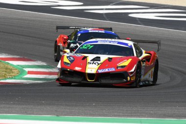 Scarperia, IT July 2, 2021: Ferrari 488 Challenge Evo Delacour - Sbirrazuoli tarafından sürülen AF Corse takımı İtalya Şampiyonası 'nın Mugello Pisti' ndeki Qualifyng oturumu sırasında.