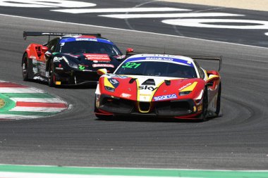 Scarperia, IT July 2, 2021: Ferrari 488 Challenge Evo Delacour - Sbirrazuoli tarafından sürülen AF Corse takımı İtalya Şampiyonası 'nın Mugello Pisti' ndeki Qualifyng oturumu sırasında.
