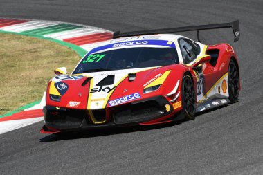 Scarperia, IT July 2, 2021: Ferrari 488 Challenge Evo Delacour - Sbirrazuoli tarafından sürülen AF Corse takımı İtalya Şampiyonası 'nın Mugello Pisti' ndeki Qualifyng oturumu sırasında.