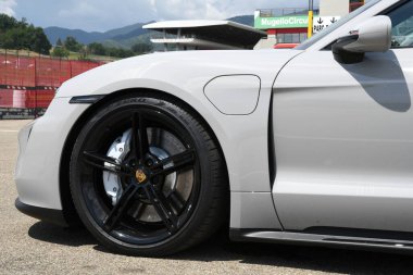 Mugello Pisti Temmuz 2021: İtalya 'nın Mugello Pisti' ndeki Porsche Taycan Turbo S 'nin alaşımlı tekerleğinin ayrıntıları.