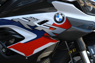 Mugello Circuit IT, Temmuz 2021: BMW M 1000 RR 'nin ayrıntıları İtalya' daki Mugello Pisti Paddock 'ta sergileniyor.