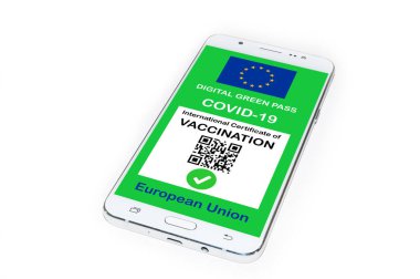 Beyaz arkaplanda izole edilmiş akıllı telefonun ekranında QR kodu bulunan Avrupa Birliği 'nin dijital yeşil geçiş kartı