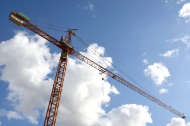 Vinç bulutlu mavi gökyüzüne karşı