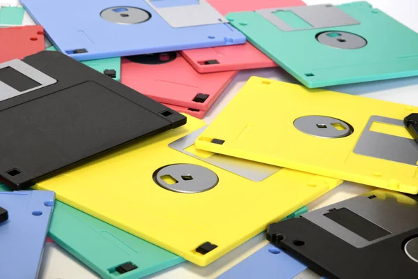 Farbige Disketten Isoliert Auf Weiß — Stockfoto