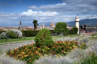 Floransa, Temmuz 2021: Turistler Piazza Michelangelo 'dan Floransa' nın kentsel manzarasına hayran. İtalya