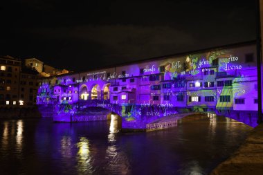 Floransa - Aralık 2020: Arno Nehri üzerindeki Meşhur Eski Köprü, Firenze Işık Festivali vesilesiyle aydınlandı. İtalya.