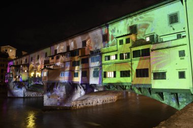 Floransa - Aralık 2020: Arno Nehri üzerindeki Meşhur Eski Köprü, Firenze Işık Festivali vesilesiyle aydınlandı. İtalya.