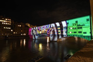 Floransa - Aralık 2020: Arno Nehri üzerindeki Meşhur Eski Köprü, Firenze Işık Festivali vesilesiyle aydınlandı. İtalya.