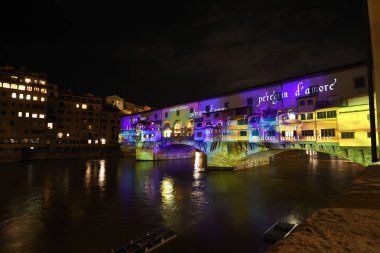Floransa - Aralık 2020: Arno Nehri üzerindeki Meşhur Eski Köprü, Firenze Işık Festivali vesilesiyle aydınlandı. İtalya.
