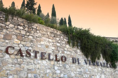 Greve, Chianti 'de Eylül 2021' de Floransa ve Siena arasında bulunan Verrazzano Kalesi 'nin girişindeki taş duvar. Chianti Classico Alanı. İtalya