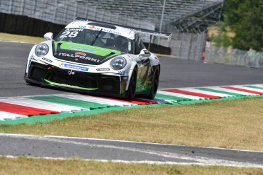 Mugello Pisti, İtalya - 2 Temmuz 2021 Porsche 911, İtalya Porsche Carrera Şampiyonası sırasında Mugello Pisti 'nde hareket halindeydi.