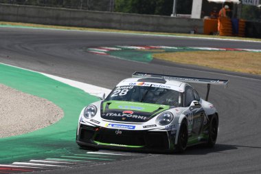 Mugello Pisti, İtalya - 2 Temmuz 2021 Porsche 911, İtalya Porsche Carrera Şampiyonası sırasında Mugello Pisti 'nde hareket halindeydi.