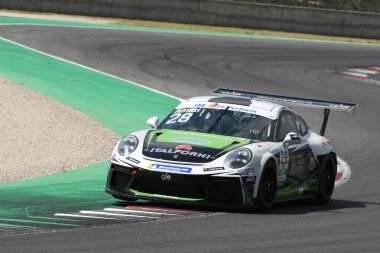 Mugello Pisti, İtalya - 2 Temmuz 2021 Porsche 911, İtalya Porsche Carrera Şampiyonası sırasında Mugello Pisti 'nde hareket halindeydi.