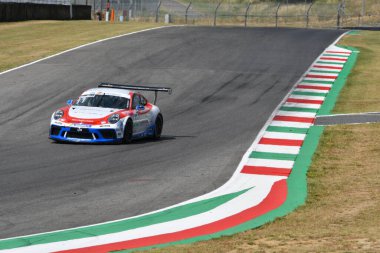 Mugello Pisti, İtalya - 2 Temmuz 2021 Porsche 911 Mugello Pisti 'nde Caglioni' nin sürdüğü İtalyan Porsche Carrera Kupası Şampiyonası sırasında