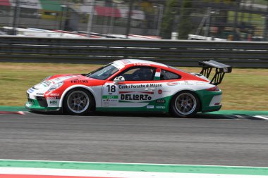 Mugello Pisti, İtalya - 2 Temmuz 2021 Porsche 911 Mugello Pisti 'nde Cazzaniga' nın sürdüğü İtalyan Porsche Carrera Kupası Şampiyonası sırasında