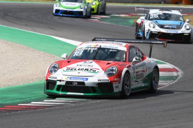 Mugello Pisti, İtalya - 2 Temmuz 2021 Porsche 911 Mugello Pisti 'nde Cazzaniga' nın sürdüğü İtalyan Porsche Carrera Kupası Şampiyonası sırasında