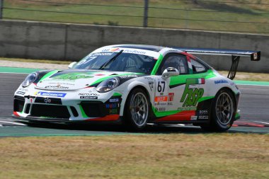 Mugello Pisti, İtalya - 2 Temmuz 2021 Porsche 911 İtalya Porsche Carrera Şampiyonası sırasında Mugello Pisti 'nde eylemde