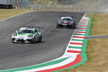 Mugello Pisti, İtalya - 2 Temmuz 2021 Porsche 911 İtalya Porsche Carrera Şampiyonası sırasında Mugello Pisti 'nde eylemde