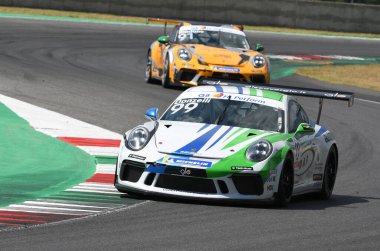 Mugello Pisti, İtalya - 2 Temmuz 2021 Porsche 911 İtalyan Porsche Carrera Şampiyonası sırasında Mugello Pisti 'nde Donzelli