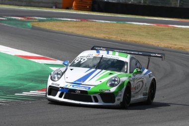 Mugello Pisti, İtalya - 2 Temmuz 2021 Porsche 911 İtalyan Porsche Carrera Şampiyonası sırasında Mugello Pisti 'nde Donzelli