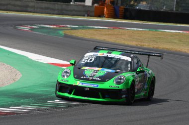 Mugello Pisti, İtalya - 2 Temmuz 2021 Porsche 911 İtalyan Porsche Carrera Kupası Şampiyonası sırasında Mugello Pisti 'nde