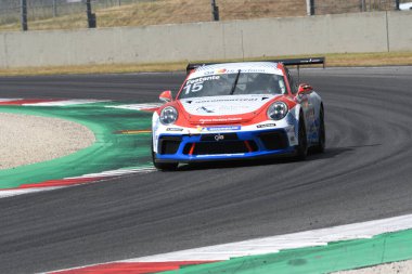 Mugello Pisti, İtalya - 2 Temmuz 2021 Porsche 911 İtalyan Porsche Carrera Kupası Şampiyonası sırasında Mugello Pisti 'nde Festante' nin sürdüğü eylemde