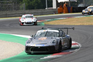 Mugello Pisti, İtalya - 2 Temmuz 2021 Porsche 911 İtalyan Porsche Carrera Kupası Şampiyonası sırasında Mugello Pisti 'nde
