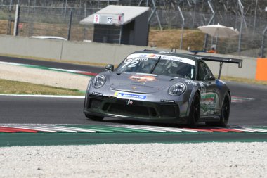 Mugello Pisti, İtalya - 2 Temmuz 2021 Porsche 911 İtalyan Porsche Carrera Kupası Şampiyonası sırasında Mugello Pisti 'nde