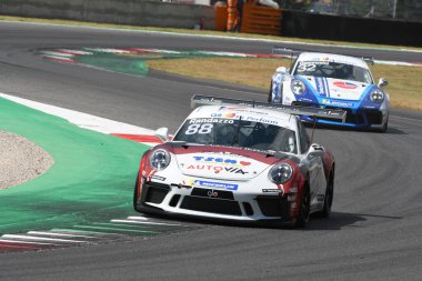 Mugello Pisti, İtalya - 2 Temmuz 2021 Porsche 911 İtalya Porsche Carrera Şampiyonası sırasında Mugello Pisti 'nde eylemde