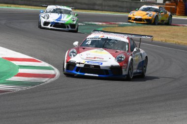 Mugello Pisti, İtalya - 2 Temmuz 2021 Porsche 911 İtalya Porsche Carrera Şampiyonası sırasında Mugello Pisti 'nde eylemde
