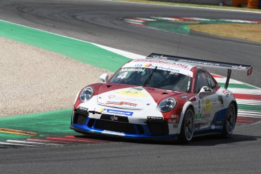 Mugello Pisti, İtalya - 2 Temmuz 2021 Porsche 911 İtalya Porsche Carrera Şampiyonası sırasında Mugello Pisti 'nde eylemde