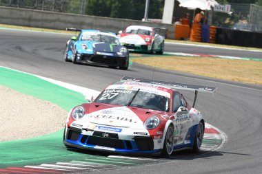 Mugello Pisti, İtalya - 2 Temmuz 2021 Porsche 911 İtalya Porsche Carrera Şampiyonası sırasında Mugello Pisti 'nde eylemde
