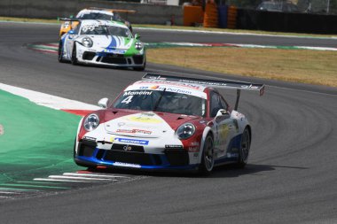 Mugello Pisti, İtalya - 2 Temmuz 2021 Porsche 911 İtalya Porsche Carrera Şampiyonası sırasında Mugello Pisti 'nde eylemde