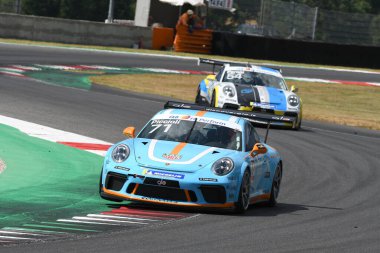 Mugello Pisti, İtalya - 2 Temmuz 2021 Porsche 911 İtalyan Porsche Carrera Kupası Şampiyonası sırasında Mugello Pisti 'nde faaliyet gösteriyor.